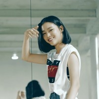 Ryujin tampil perdana di hadapan publik sebagai model untuk BTS. Dalam video LOVE YOURSELF Highlight Reel yang diunggah pada 2017, personel ITZY itu berperan sebagai sahabat J-Hope BTS yang memberikan surprise kue ulang tahun dan menari bersamanya. Foto: Instagram