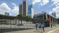 Senior Vice President PETA Jason Baker mengatakan Industri daging mengeruk banyak sumber daya alam, mengucurkan polusi, membuat planet ini semakin panas, serta bertanggung jawab terhadap penderitaan dan kematian hewan yang tidak terhitung jumlahnya.
