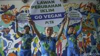 PBB juga telah menyatakan bahwa pergeseran pola makan menuju vegan secara global sangat dibutuhkan untuk memerangi efek terburuk dari pemanasan global, serta bahwa industri daging adalah kontributor penting pada masalah polusi, degradasi lahan, kekeringan air, serta kerusakan habitat alam termasuk di Indonesia.