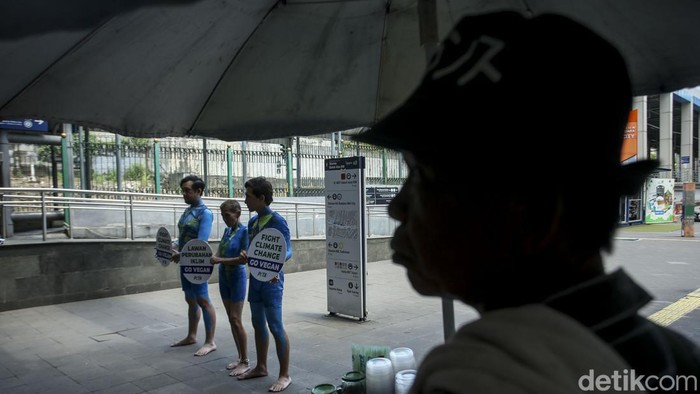 Menyambut perayaan Hari Bumi sedunia, tiga orang aktivis melakukan aksi di Kolong Kendal, Jakarta, Senin (17/4/2023).