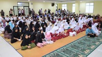 Acara Ngabuburit Buka Puasa Bersama dengan 200 Orang Anak Yatim itu diselenggarakan di Aula Lantai 7 Mapolres Metro Kota Bekasi.