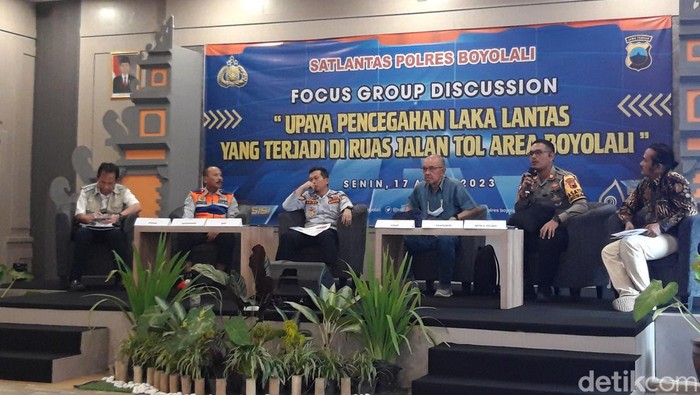Satlantas Polres Boyolali menggelar FGD upaya pencegahan lakalantas yang terjadi di ruas jalan tol area Boyolali, Senin (17/4/2023).