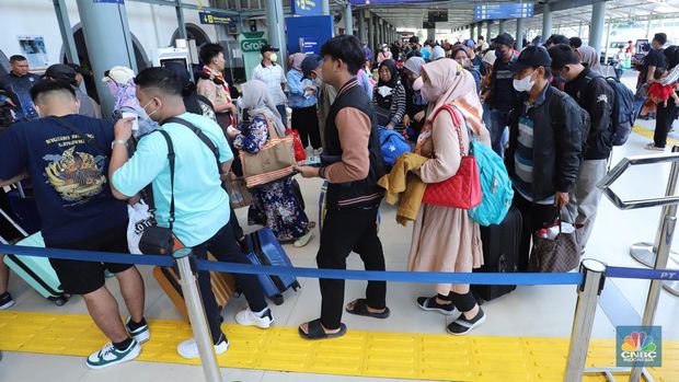 Sejumlah pemudik menunggu kedatangan kereta api di Stasiun Pasar Senen, Jakarta, Senin (17/4/2023). (CNBC Indonesia/Muhammad Sabki)