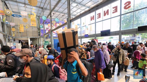 Sejumlah pemudik menunggu kedatangan kereta api di Stasiun Pasar Senen, Jakarta, Senin (17/4/2023). (CNBC Indonesia/Muhammad Sabki)