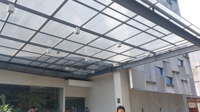 Seorang petugas kebersihan gedung di Jakarta Timur (Jaktim) terjatuh dari gondola. Korban tersangkut di kanopi gedung. (dok Damkar Jaktim)