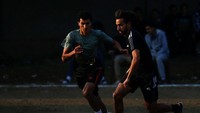 Turnamen yang berlangsung di lapangan tanah itu digelar setiap sore hari.