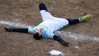 Karena tengah berpuasa, kiper ini tampak kelelahan.