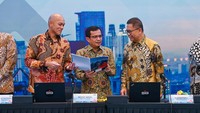 Komisaris Utama SIG, Rudiantara (kanan), Direktur Utama SIG, Donny Arsal (tengah) dan Direktur Keuangan dan Manajemen Portofolio SIG, Andriano Hosny Panangian (kiri) saat Rapat Umum Pemegang Saham Tahunan 2023, di Jakarta, Senin (17/4/2023). 