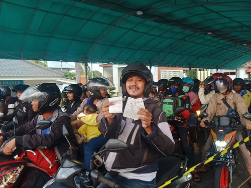 Situasi Pelabuhan Gilimanuk pada sore hari mulai dipadati pemudik dengan menggunakan roda dua dan roda empat, Senin (17/4/2023). (I Putu Adi Budiastrawan)