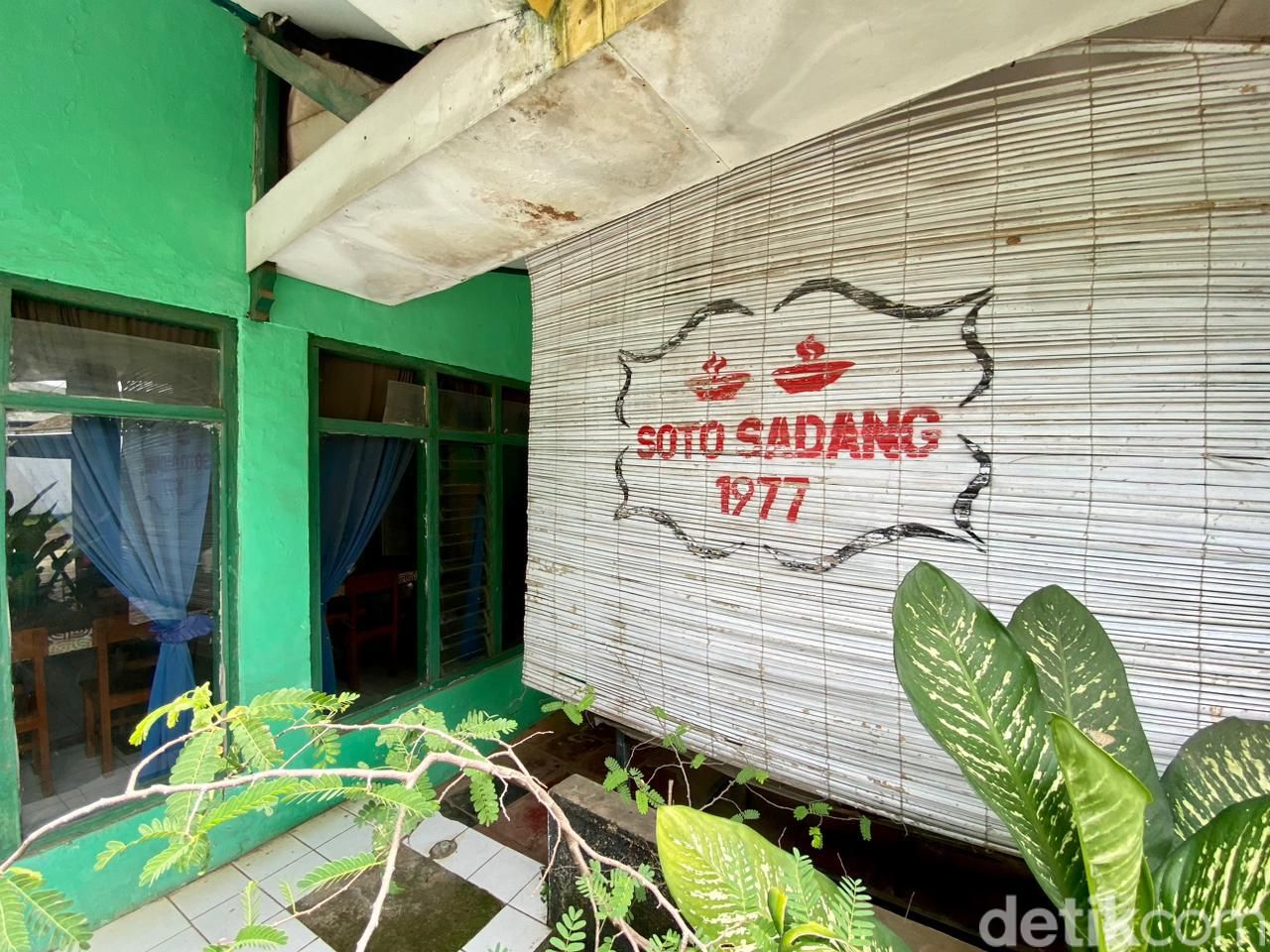 Slurpp! Soto Sadang yang Legendaris di Bawah Jembatan Layang Sejak 1974