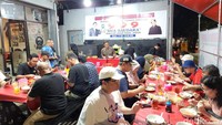 Gerai yang buka mulai pukul 17.00 ini semakin ramai ketika malam menjelang. Banyak pelanggan yang rela antre untuk mendapatkan tempat duduk karena tenda sop kambing yang sudah penuh pelanggan. Foto: detikcom