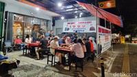 Sop Kaki Kambing dan Sapi 999 Dua Saudara menjadi salah satu penjual sop kaki kambing yang populer di Bandung. Gerai ini kini hadir di bilangan Jakarta Selatan. Foto: detikcom