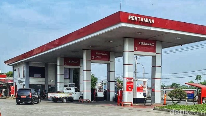 SPBU 34-41341 Klari, buka 24 jam, terletak di jalur B dari Bekasi arah Cirebon.