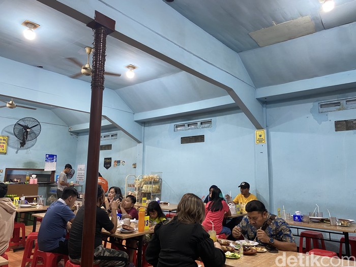 Spesial Belut Surabaya H. Poer, menyantap nikmatnya belut elek dengan sajian sambal cobek