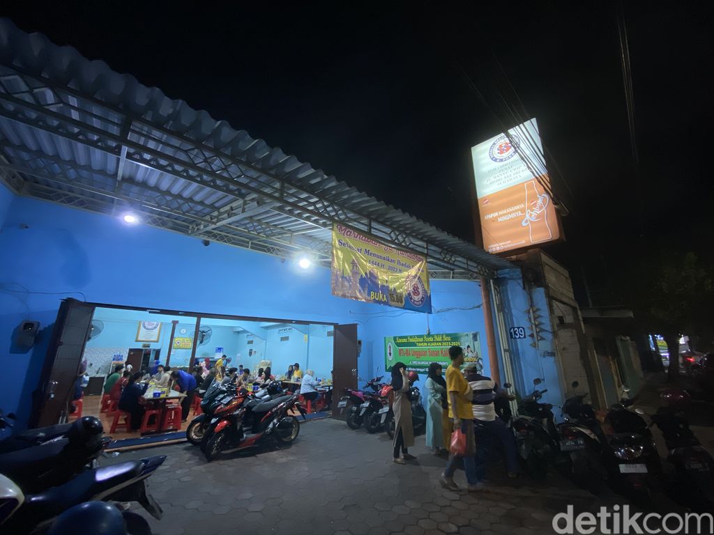 Spesial Belut Surabaya H. Poer, menyantap nikmatnya belut elek dengan sajian sambal cobek