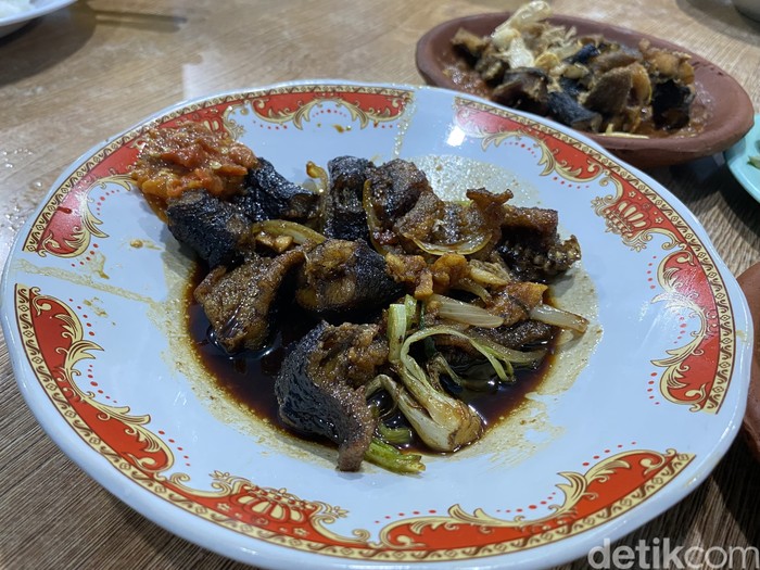 Spesial Belut Surabaya H. Poer Spesial Belut Surabaya H. Poer, menyantap nikmatnya belut elek dengan sajian sambal cobek