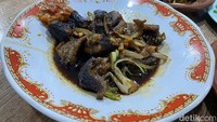 Belut Saus Inggris (Rp 30.000) disajikan agak berbeda. Penyajiannya tak menggunakan cobek, tapi di atas piring. Kami memesan yang digoreng kering, kemudian dicampurkan dengan racikan saus Inggris. Foto: detikFood/Yenny Mustika Sari
