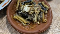 Ini penampilan dari Belut Elek racikan H. Poer. Belut digoreng 1/4 matang jadi teksturnya juga masih basah dan terasa agak kenyal. Menurut kami, rasanya sekilas mirip seperti ikan lele. Foto: detikFood/Yenny Mustika Sari