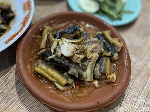 Uenak Rek! Belut Elek Goreng Basah Pakai Sambal Cobek yang Nagih