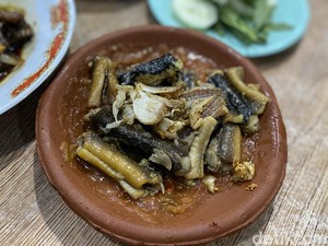 Uenak Rek! Belut Elek Goreng Basah Pakai Sambal Cobek yang Nagih