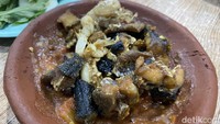Pecel Belut Kering (Rp 28.000), digoreng kering hingga teksturnya renyah. DetikFood juga menyukai menu satu ini, karena rasanya sesuai selera kami. Seperti belut elek, menu ini juga disajikan di atas cobek dengan sambal yang pedas nagih dan lalapan. Foto: detikFood/Yenny Mustika Sari