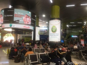 Cerita Penumpang di Stasiun Gambir Rela Cuti Lebih Awal demi Bisa Mudik
