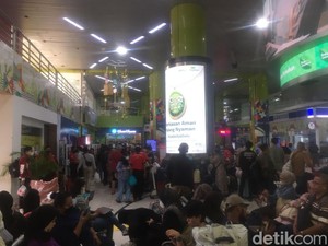 Stasiun Gambir Makin Ramai Sore Ini, Pemudik Cuti Duluan demi Pulkam