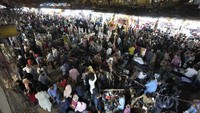 Penampakan pasar yang ramai dikunjungi warga di Karachi, Pakistan, Minggu (16/4/2023).