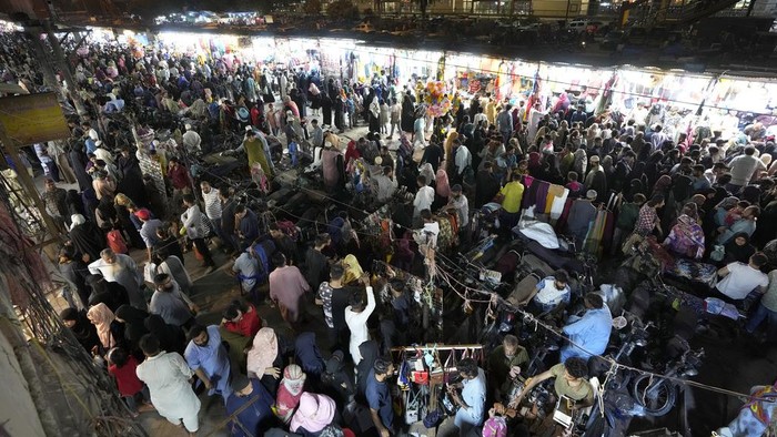 Suasana Pasar di Pakistan yang Ramai Pengunjung Jelang Lebaran Lebaran sebentar lagi, tak hanya di Indonesia, pasar di Pakistan ini pun ramai dikunjungi untuk membeli kebutuhan lebaran nanti. Nih foto-fotonya