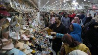 Selain itu juga ada yang memilih sepatu di pasar tersebut.  
