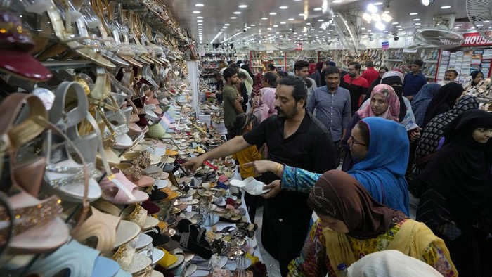Suasana Pasar di Pakistan yang Ramai Pengunjung Jelang Lebaran Lebaran sebentar lagi, tak hanya di Indonesia, pasar di Pakistan ini pun ramai dikunjungi untuk membeli kebutuhan lebaran nanti. Nih foto-fotonya