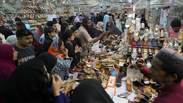 Suasana Pasar di Pakistan yang Ramai Jelang Hari Raya Idul Fitri