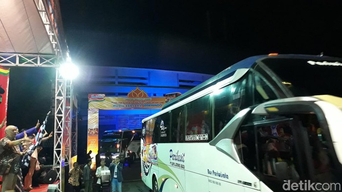 Suasana pedagang warmindo di Jogja mudik bareng berangkat dari Stadion Mandala Krida, Senin (17/4/2023).