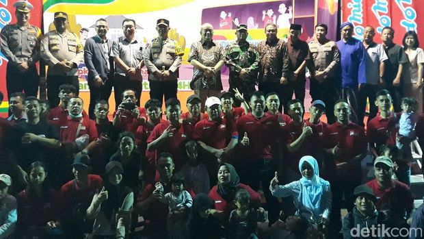Suasana pedagang warmindo di Jogja mudik bareng berangkat dari Stadion Mandala Krida, Senin (17/4/2023).