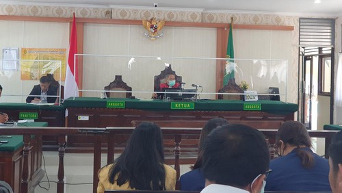 Suasana sidang praperadilan rektor Unud I Nyoman Gede Antara, Senin (17/4/2023).