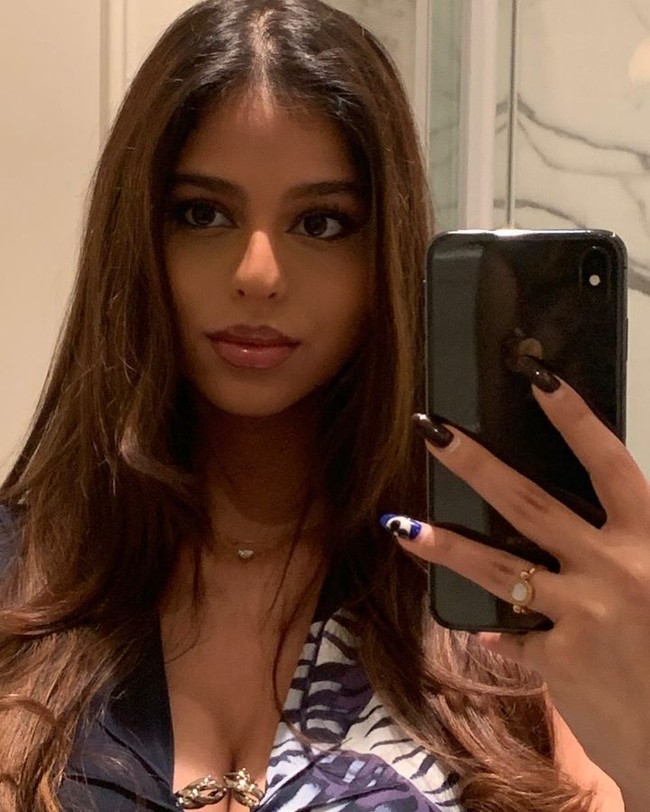 Meski masih mendapat komentar miring mengenai penampilannya, hal itu tidak menghalangi Suhana untuk merayakan kecantikannya. Ia pun tak jarang menggunggah foto selfie.Foto: Instagram Suhana Khan