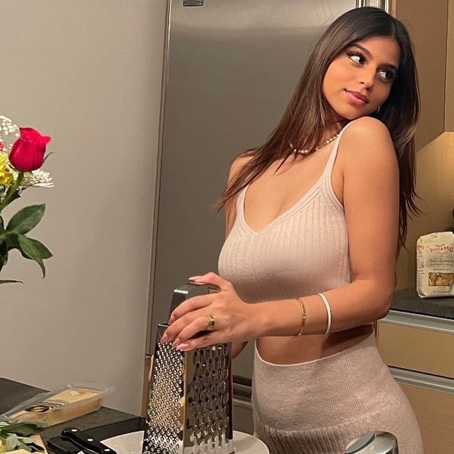 Apalagi Suhana selalu mendapatkan dukungan dari sang ayah yang menilainya putri paling cantik. Aku akan jujur, putriku berkulit agak gelap, tapi dia gadis paling cantik di dunia, kata Shah Rukh Khan.Foto: Instagram Suhana Khan