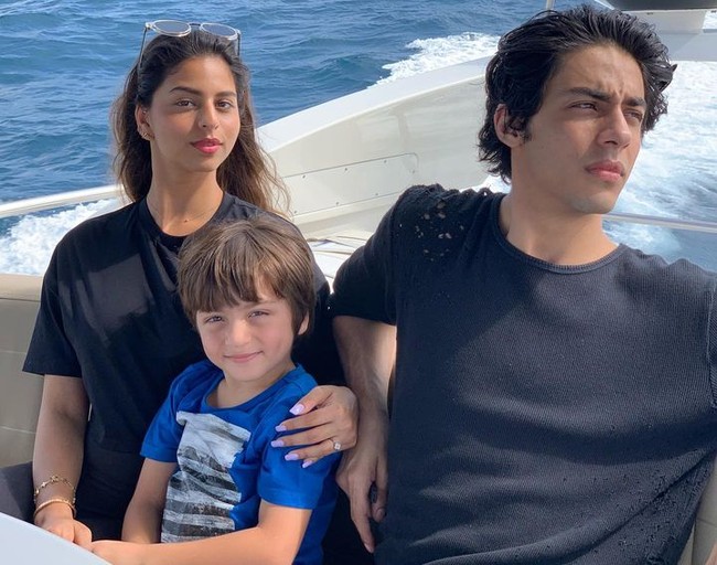 Anak dari para artis ternama sering kali jadi sorotan, termasuk putri Shah Rukh Khan, Suhana Khan. Komentar kurang menyenangkan sering diterimanya di media sosial terutama mengenai penampilan. Suhana kerap di-bully karena berkulit cokelat.Foto: Instagram Suhana Khan