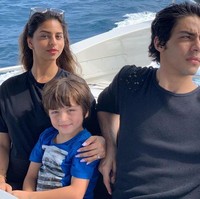 Anak dari para artis ternama sering kali jadi sorotan, termasuk putri Shah Rukh Khan, Suhana Khan. Komentar kurang menyenangkan sering diterimanya di media sosial terutama mengenai penampilan. Suhana kerap di-bully karena berkulit cokelat.Foto: Instagram Suhana Khan