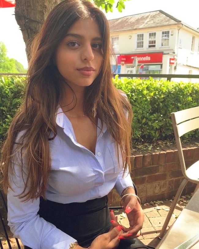 Suhana sendiri sempat menunjukkan komentar tidak menyenangkan tersebut di Instagram-nya. Dalam sebuah postingan, ia memperlihatkan bagaimana seseorang menyebutnya jelek ketika mengunggah foto selfie.Foto: Instagram Suhana Khan