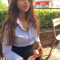 Suhana sendiri sempat menunjukkan komentar tidak menyenangkan tersebut di Instagram-nya. Dalam sebuah postingan, ia memperlihatkan bagaimana seseorang menyebutnya jelek ketika mengunggah foto selfie.Foto: Instagram Suhana Khan