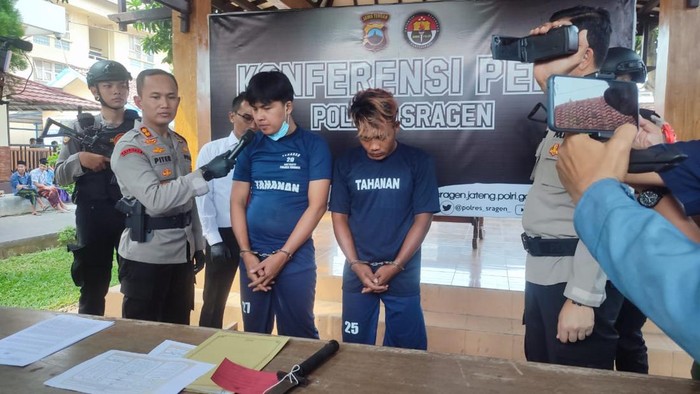 Dua tersangka yang membawa Sajam di Jalanan Sragen ditangkap Polisi, Senin (17/4/2023).