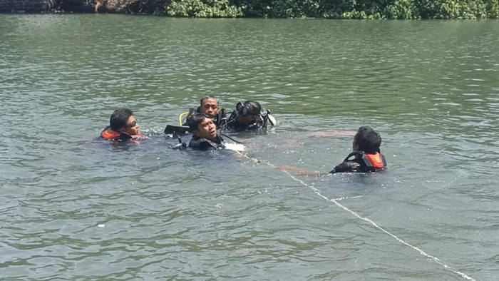 Tim penyelam dari Basarnas melakukan evakuasi jenazah korban hanyut dan tenggelam di muara Tukad Balian, Desa Lalanglinggah, Kecamatan Selemadeg Barat, Tabanan, Bali, Senin (17/4/2023). (istimewa)