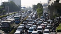 Kepadatan kendaraan juga terjadi di Tol Dalam Kota Jakarta.