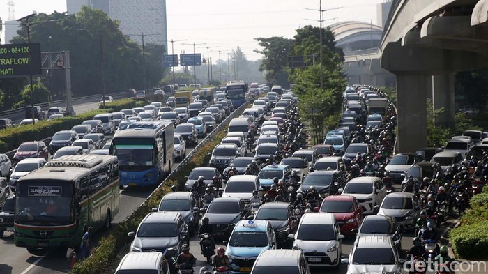 Tol Dalam Kota dan Jalan MT Haryono Macet Pagi Ini Tol Dalam Kota dan Jalan MT Haryono, Jakarta, terpantau macet pagi ini, Senin (17/4/2023). Begini potretnya.
