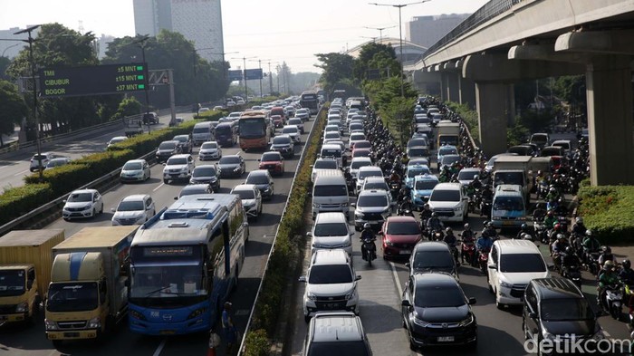 Kemacetan Pagi di Tol Dalam Kota Arah Grogol Usai Insiden Kecelakaan