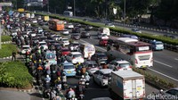 Kendaraan terjebak kemacetan di Jalan MT Haryono, Jakarta, Senin (17/4/2023).