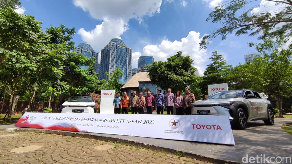 Toyota bZ4X dipinjamkan untuk KTT ASEAN 2023.