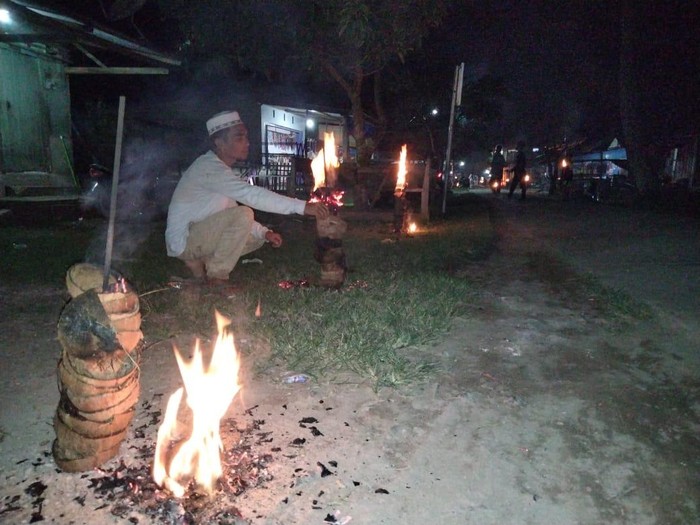 Tradisi membakar tempurung saat Ramadan di Madina