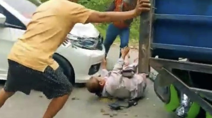 Truk jalan mundur di Bone nyaris melindas pengendara motor.